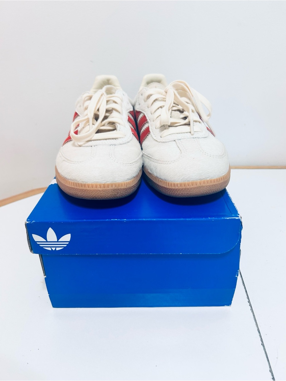 adidas Samba Classic Low-Top Sneaker in White with Red Stripes - Picture 3 of 10